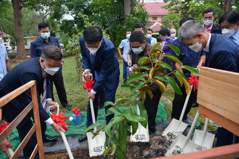 Thứ trưởng Phạm Quang Hiệu trồng cây lưu niệm tại Khu di tích Hồ Chí Minh ở tỉnh Udon Thani. Tri ân những đóng góp của kiều bào Thái Lan với đất nước -0