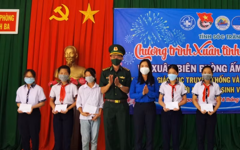 Trao học bổng cho các em học sinh nghèo vượt khó học giỏi.