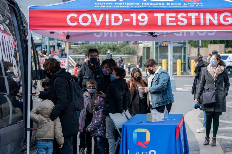 Người dân xếp hàng chờ xét nghiệm Covid-19 tại New York, Mỹ, ngày 3/12/2021. (Ảnh: Reuters) Châu Âu ghi nhận hơn 2,5 triệu ca nhiễm Covid-19 trong tuần qua -0
