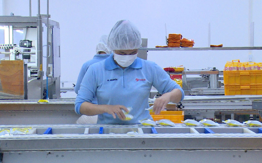 Thực hiện “ba tại chỗ” để sản xuất và phòng, chống dịch tại Công ty TNHH Thực phẩm Orion Vina, thị xã Bến Cát, tỉnh Bình Dương. Doanh nghiệp tại Bình Dương đủ điều kiện và an toàn mới được phép hoạt động -0