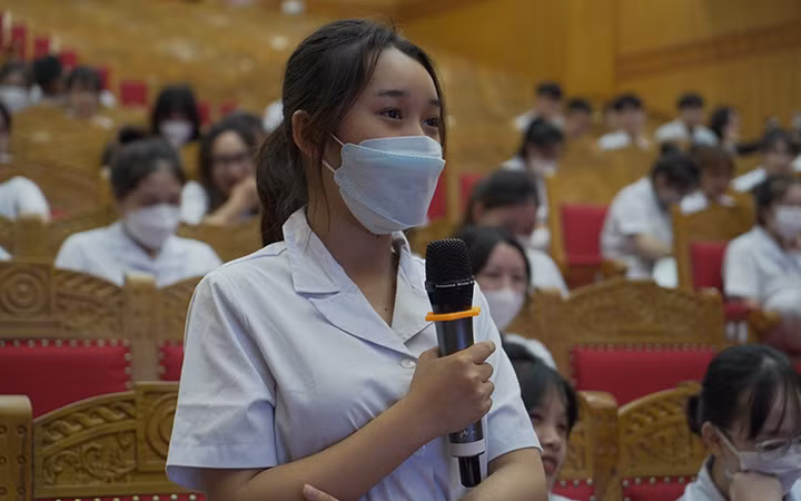 Chia sẻ thông tin với sinh viên về chương trình EPA tại Cao đẳng Y dược Phú Thọ (Ảnh: Dolab).