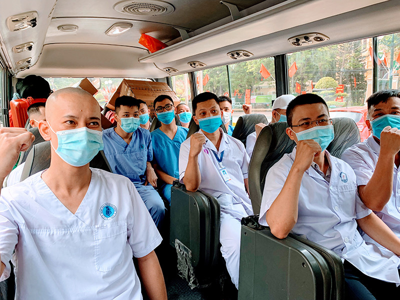 Đoàn y bác sĩ tự tin lên đường vào “tâm dịch” với niềm tin chiến thắng. Bước vào “tâm dịch” với niềm tin chiến thắng -0