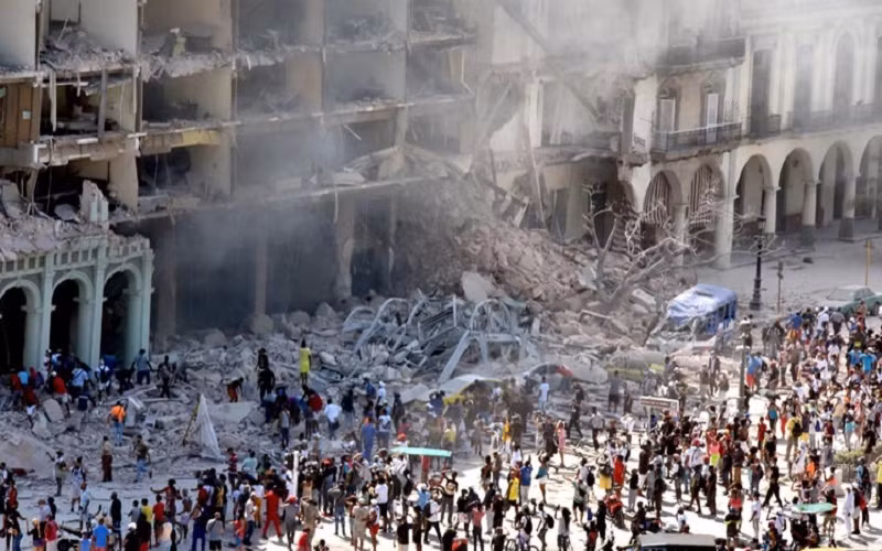 Hiện trường vụ nổ tại khách sạn Saratoga ở thủ đô La Habana, Cuba. (Ảnh: Prensa Latina)