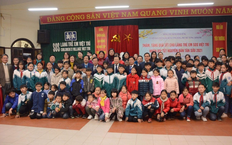 Phó Thủ tướng cùng đại diện Ủy ban T.Ư MTTQ Việt Nam, Tổng Liên đoàn Lao động Việt Nam, lãnh đạo tỉnh Phú Thọ tặng quà các cháu học sinh Làng trẻ SOS Việt Trì. Phó Thủ tướng Trịnh Đình Dũng thăm và tặng quà Tết tại Phú Thọ -0