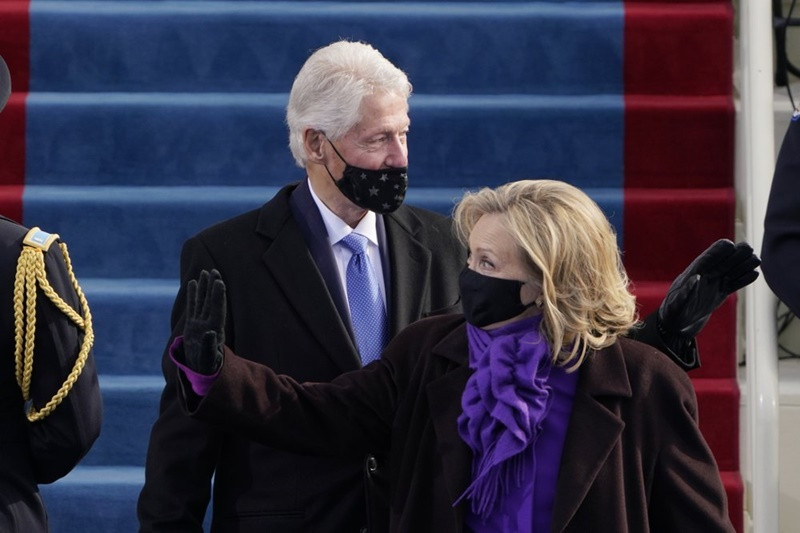 Cựu Tổng thống Bill Clinton và cựu Ngoại trưởng Hillary Clinton tới dự lễ tuyên thệ nhậm chức của ông Biden và bà Harris. (Ảnh: AP) Ảnh -0