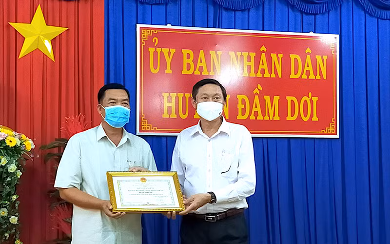 Trao bằng khen của Chủ tịch UBND tỉnh Cà Mau cho Ban chỉ đạo phòng, chống dịch Covid-19 huyện Đầm Dơi.