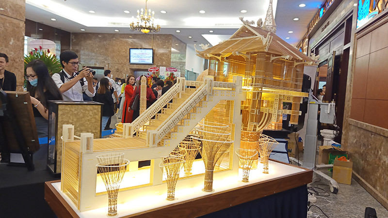 Mô hình chùa Một Cột được kết nối từ 110 nghìn cây tăm giang của kỹ sư Hoàng Tuấn Long được xác lập kỷ lục Việt Nam.