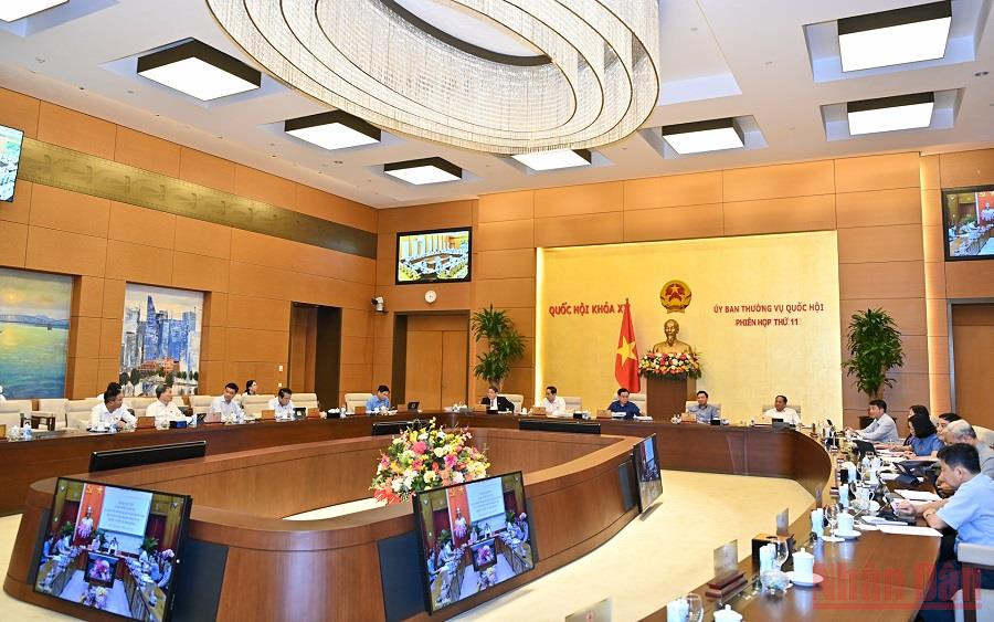 Phiên họp Ủy ban Thường vụ Quốc hội mới đây cho ý kiến về việc trình Quốc hội xem xét, quyết định Chủ trương đầu tư các dự án xây dựng công trình đường bộ cao tốc. (Ảnh: DUY LINH)