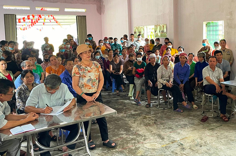 Đoàn công tác và chính quyền địa phương tiếp xúc và lắng nghe ý kiến phản ánh của người dân về việc hàng chục ha hoa màu bất ngờ bị chết héo, nghi bị ô nhiễm môi trường. Làm việc với 4 nhà máy để xác minh nguyên nhân gây chết héo hàng chục ha hoa màu của người dân ở Lào Cai -0