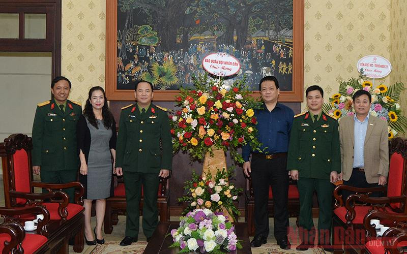 Đại tá Đoàn Xuân Bộ, Tổng Biên tập Báo Quân đội nhân dân tặng lẵng hoa chúc mừng Báo Nhân Dân. Các địa phương, đơn vị chúc mừng Báo Nhân Dân nhân kỷ niệm 70 năm Ngày báo ra số đầu -0