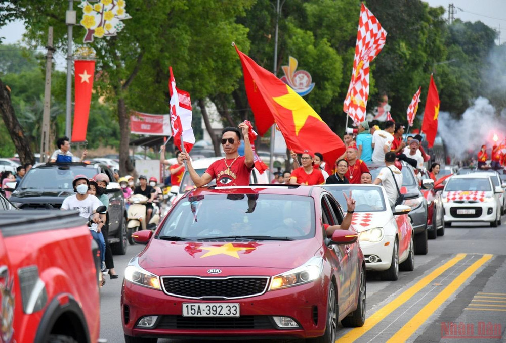 "Việt Nam tất thắng! Việt Nam vô địch!" - Dòng người đổ về sân vận động cùng hô vang. 2codongvien_Vietnam_philip-1652011207258.jpeg