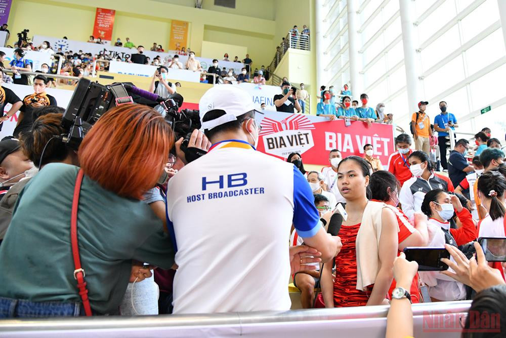Vận động viên Ngô Phương Mai trong "vòng vây" của các cơ quan thông tấn, báo chí sau khi giành tấm huy chương đầu tiên cho Đoàn Thể thao Việt Nam. Ngô Phương Mai mở hàng huy chương cho Đoàn Thể thao Việt Nam -0