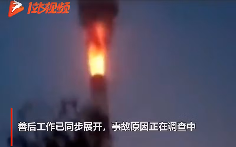 Lửa lớn và khói dày đặc bốc lên từ một ống khói. (Nguồn Sina)