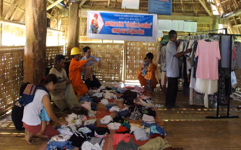 Đồng bào chọn lựa quần áo vừa với mình và người thân để mang về nhà.