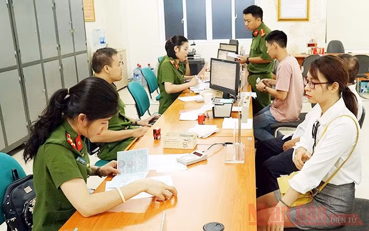 Người dân làm thủ tục đổi thẻ căn cước công dân tại Phòng Cảnh sát quản lý hành chính về trật tự xã hội (Hà Nội). Ảnh: PHƯƠNG MINH