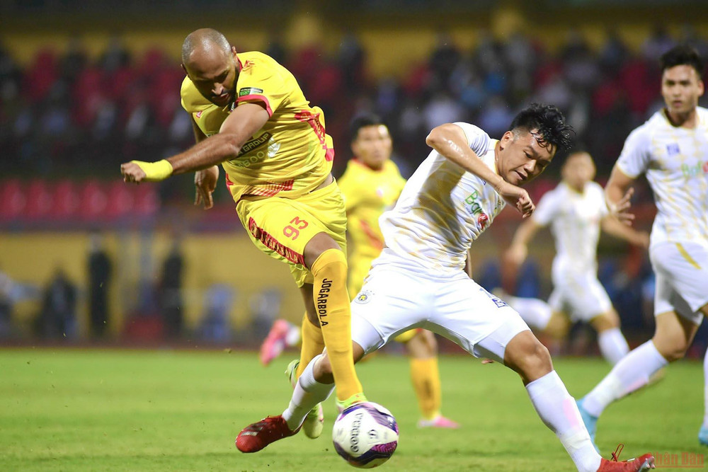 Thành Chung đảm nhiệm vị trí chốt chặn tiền đạo người Brazil Paulo Henrique. (Ảnh: TRẦN HẢI) Hà Nội giành 3 điểm đầu tiên tại V-League 2022 -0