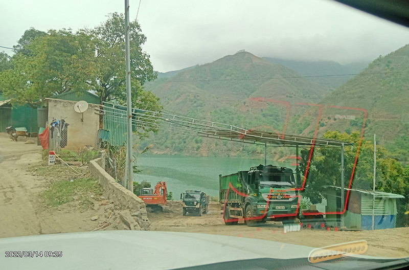 Sáng hôm sau (ngày 14/3), hoạt động tập kết cát lên các xe tải vẫn diễn ra bình thường. Xử lý nghiêm tình trạng khai thác cát trái phép ở Sơn La -0