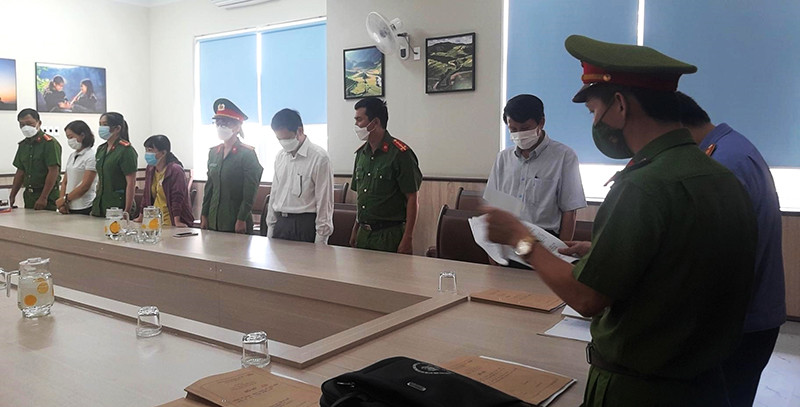 Các cơ quan chức năng tống đạt các quyết định khởi tố, lệnh bắt tạm giam tại CDC vào trưa 27/5. Khởi tố, bắt tạm giam Giám đốc CDC Đắk Lắk và các thuộc cấp liên quan vụ Công ty Việt Á -0