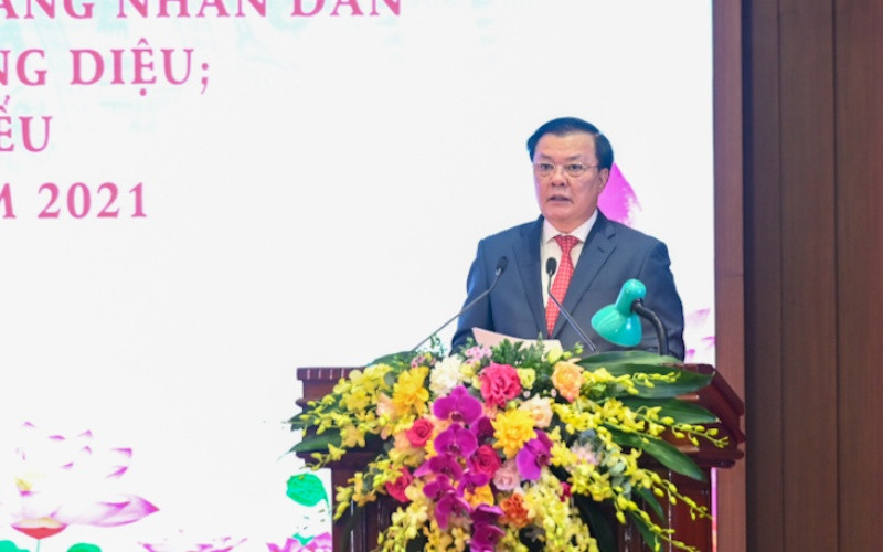 Bí thư Thành ủy Đinh Tiến Dũng phát biểu tại buổi lễ. (Ảnh: Duy Linh) Chủ tịch nước Nguyễn Xuân Phúc trao danh hiệu Anh hùng cho Đoàn Thanh niên cứu quốc Thành Hoàng Diệu -0