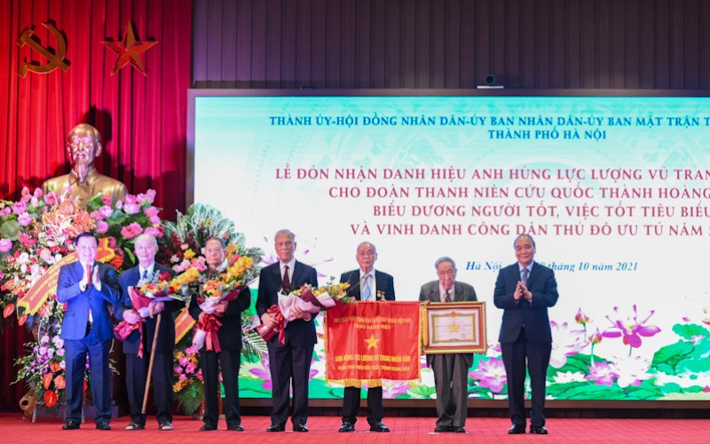 Chủ tịch nước Nguyễn Xuân Phúc trao danh hiệu Anh hùng Lực lượng vũ trang nhân dân cho Đoàn Thanh niên cứu quốc Thành Hoàng Diệu. (Ảnh: Duy Linh)