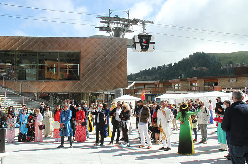 Nhiều du khách đi nghỉ hè ở La Plagne đã tới thăm Lễ hội Việt Nam. Những ấn tượng đẹp về Việt Nam tại vùng núi cao La Plagne ở Pháp -0
