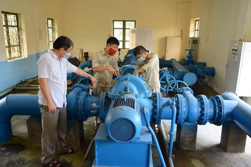Kiểm tra vận hành trạm bơm nước sạch tại Công ty CP cấp nước Nghĩa Lộ.