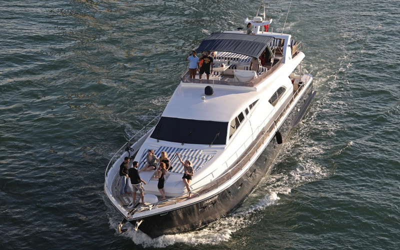 Du khách thưởng thức bữa tối trên du thuyền ở Dubai (Ảnh: AP) Dubai hút khách nước ngoài dù Covid-19 gia tăng -0
