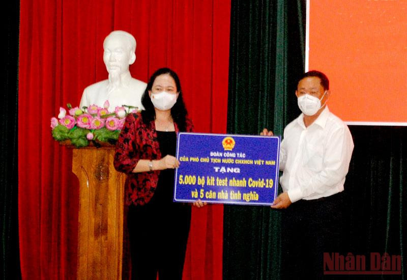 Phó Chủ tịch nước Võ Thị Ánh Xuân trao tặng thiết bị y tế cho tỉnh An Giang.