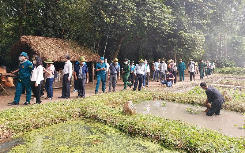 Các du khách trải nghiệm các hoạt động hấp dẫn trong chuyến đi. (Ảnh: HỮU LONG) TP Hồ Chí Minh tổ chức tour du lịch cho lực lượng tuyến đầu -0