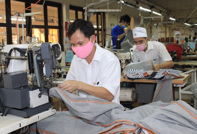 Sản xuất hàng may mặc xuất khẩu tại Công ty cổ phần Đồng Tiến (Đồng Nai). Doanh nghiệp sẵn sàng cho thời khắc “mở cửa” -0