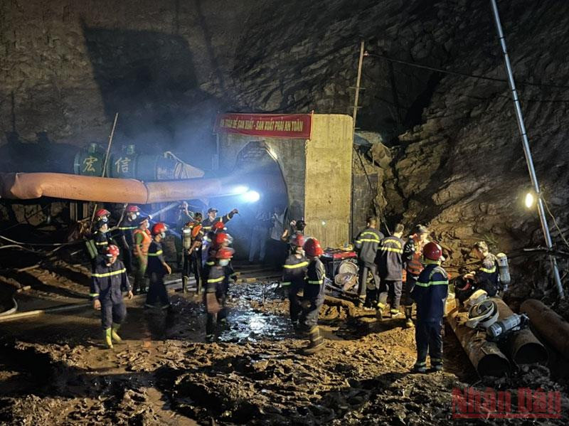Hôm nay, lực lượng cứu hộ huy động thêm nhân lực tại chỗ và máy hút nước từ nhân dân địa phương để tiếp tục tìm kiếm. Chưa tìm thấy người bị mắc kẹt trong hầm thủy điện tại Nậm Pồ -0