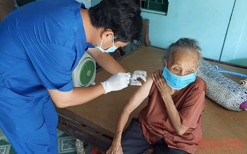 Các địa phương ở Đồng Tháp đang tích cực vận động người cao tuổi, có bệnh nền tiêm vaccine ngừa Covid-19.