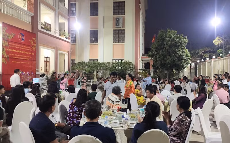 Bà con gốc Việt tại Campuchia tham dự liên hoan mừng Đảng, mừng xuân 2021.
