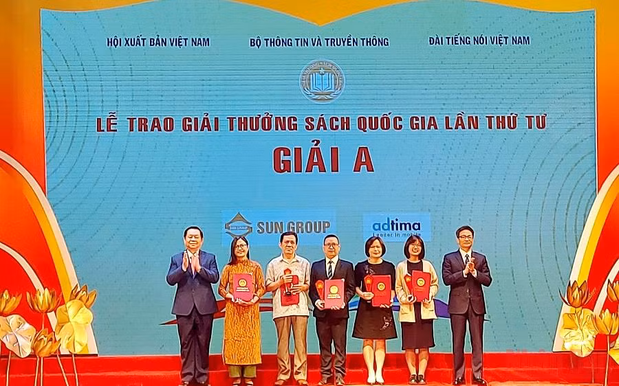 Đồng chí Nguyễn Trọng Nghĩa và đồng chí Vũ Đức Đam trao 2 giải A của Giải thưởng Sách Quốc gia năm 2021.