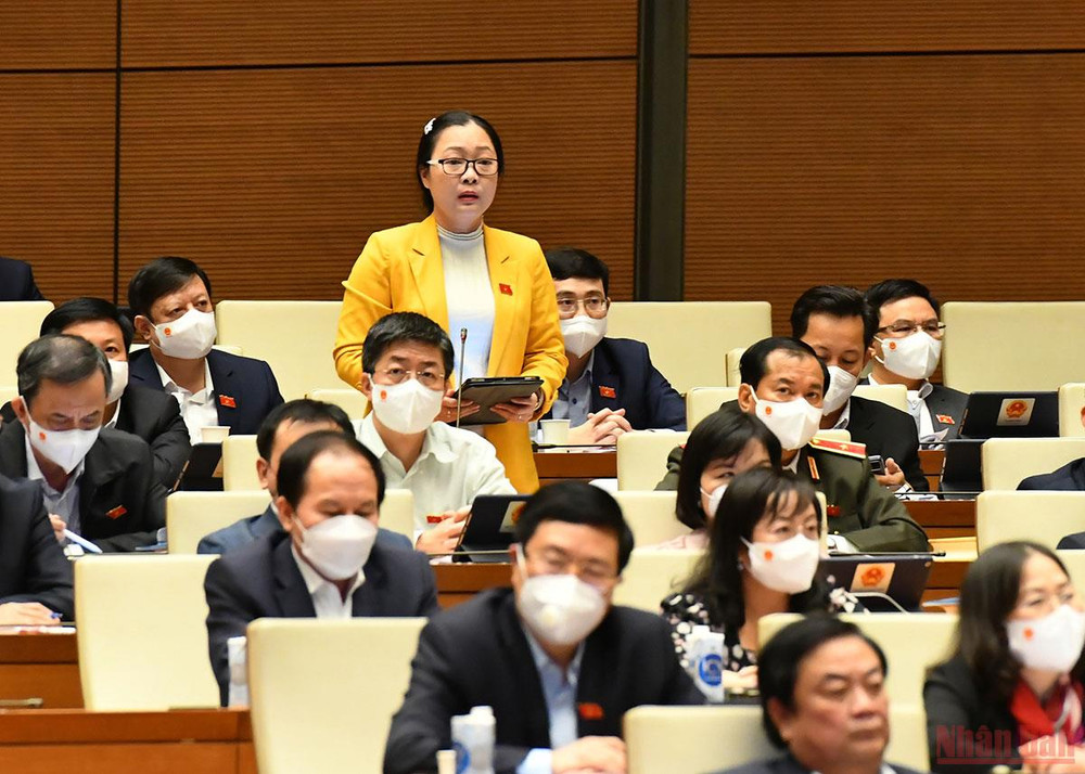 Trong khuôn khổ phiên chất vấn của Thủ tướng, các câu hỏi về nhiều lĩnh vực như: kinh tế, xã hội, y tế, giáo dục, chuyển đổi số,… được các đại biểu gửi đến người đứng đầu Chính phủ. Thủ tướng Chính phủ Phạm Minh Chính lần đầu tiên trả lời chất vấn trước Quốc hội -0