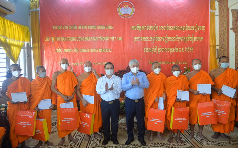 Đồng chí Đỗ Văn Chiến tặng quà cho các vị sư sãi Học viện Phật gián Nam tông Khmer ở quận Ô Môn, TP Cần Thơ.