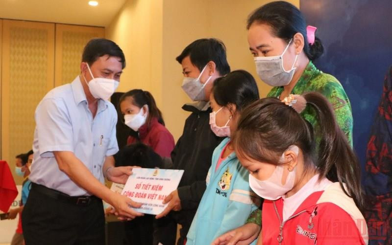 Trưởng Ban Dân vận Tỉnh ủy, Chủ tịch Ủy ban Mặt trận Tổ quốc Việt Nam tỉnh Bình Dương Nguyễn Văn Lộc trao sổ tiết kiệm cho trẻ mồ côi và người giám hộ. Bình Dương trao sổ tiết kiệm cho trẻ mồ côi con đoàn viên công đoàn tử vong do Covid-19 -0