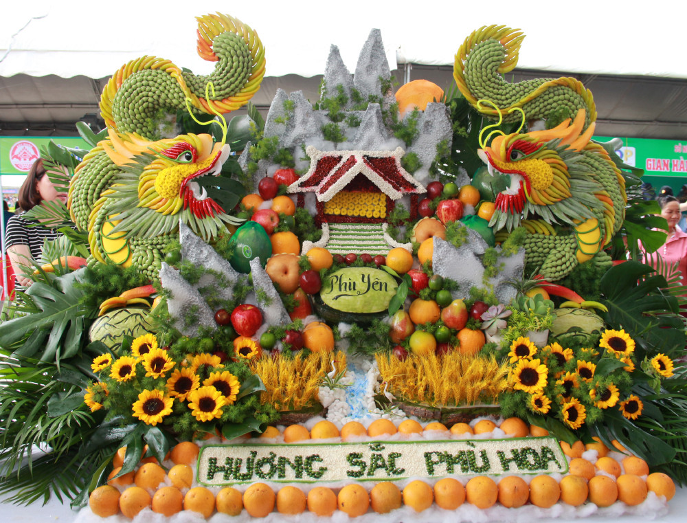 Huyện Phù Yên cũng mang đến tác phẩm nghệ thuật với chủ đề “Hương sắc Phù Hoa”. Đặc sắc cuộc thi “Tạo hình nghệ thuật” từ hoa và trái cây -0