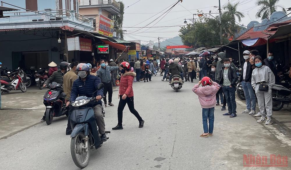 Nếu như những năm trước, từ chiều mùng 7 âm lịch lối vào Phủ Tiên Hương đã ken đặc người, thì năm nay vẫn khá thông thoáng. Du xuân chợ Viềng, Phủ Dầy đầu năm -0
