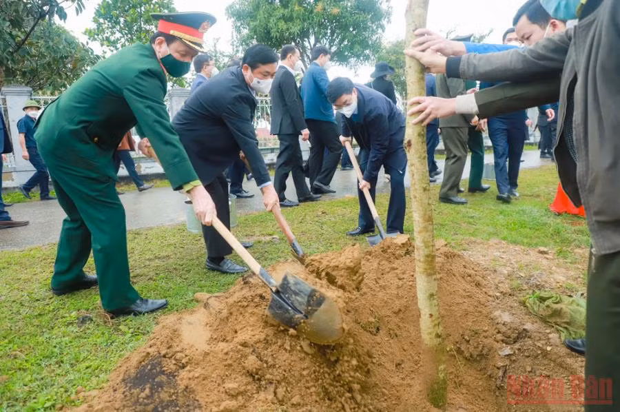 Các đồng chí lãnh đạo tỉnh Nghệ An và Quân khu 4 trồng cây hoa ban dọc tuyến đường xung quanh Di tích quốc gia - Khu Lưu niệm Tổng Bí thư Lê Hồng Phong. (Ảnh: Thành Duy)