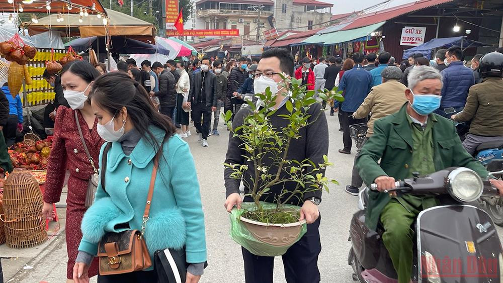 Người đến du xuân vẫn giữ thói quen “mua may, bán rủi” dịp đầu năm. Du xuân chợ Viềng, Phủ Dầy đầu năm -0
