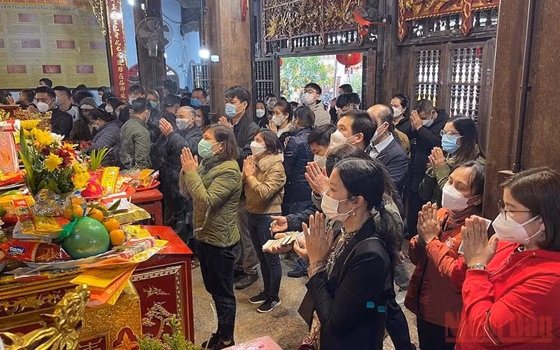 Hầu hết người dân đến du xuân, lễ phủ đều tuân thủ nghiêm việc đeo khẩu trang phòng Covid-19.