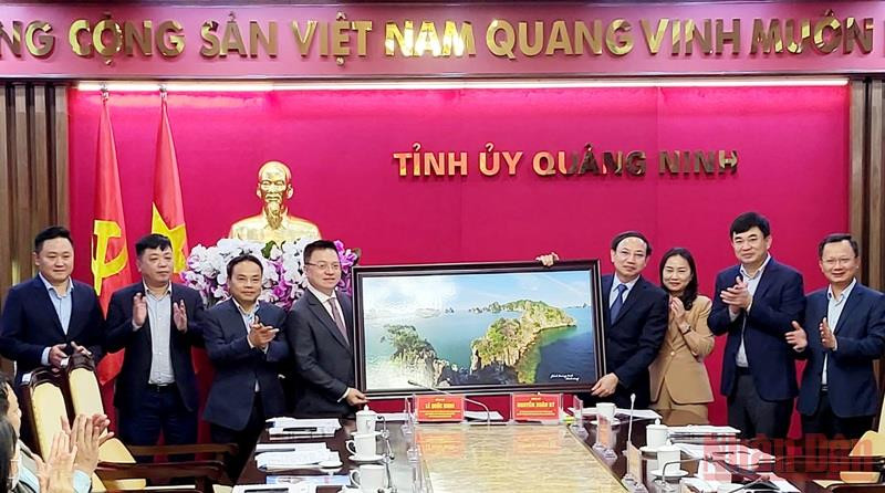 Tỉnh ủy Quảng Ninh tặng bức ảnh Vịnh Hạ Long cho Báo Nhân Dân. Tăng cường hợp tác truyên truyền giữa Báo Nhân Dân và tỉnh Quảng Ninh -0