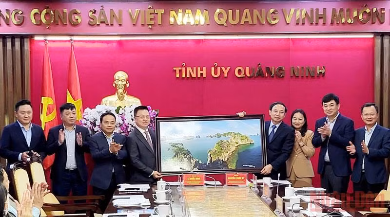 Tăng cường hợp tác truyên truyền giữa Báo Nhân Dân và tỉnh Quảng Ninh -0