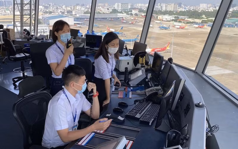 Kíp trực tại Đài Kiểm soát không lưu Tân Sơn Nhất. (Ảnh: VATM)