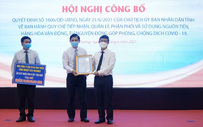 Phó Bí thư Thường trực tỉnh ủy Bình Dương Võ Văn Minh (thứ nhất, từ phải qua) trao Bảng tri ân cho đại diện Tổng Công ty Becamex IDC.