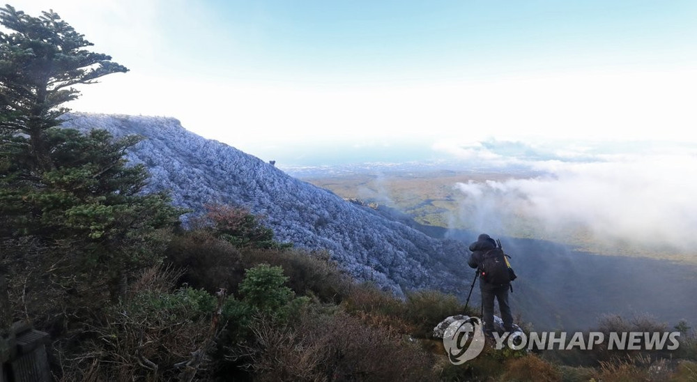Băng tuyết xuất hiện sớm trên đảo Jeju thu hút nhiều du khách đến chiêm ngưỡng. (Ảnh: Yonhap) Băng giá xuất hiện giữa mùa thu ở Hàn Quốc -0