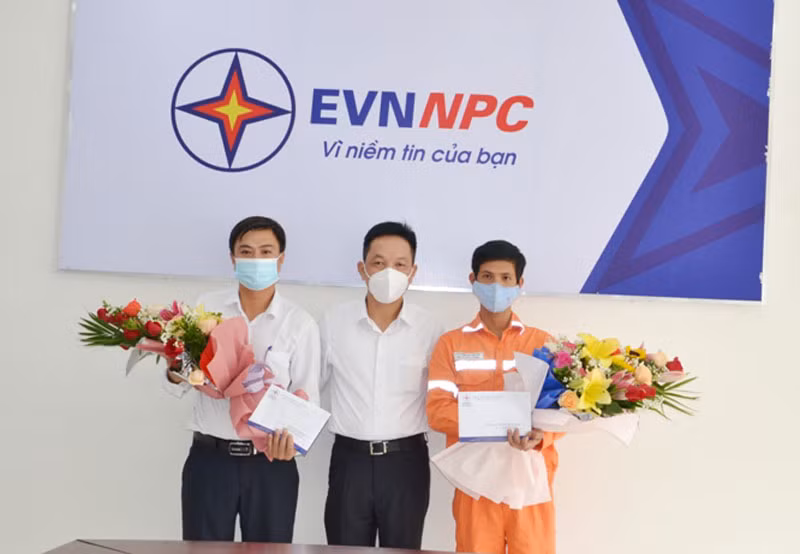 Khen thưởng 2 nhân viện Điện lực Sa Pa đã nhanh trí, dũng cảm cứu 2 cháu bé trong vụ cháy.