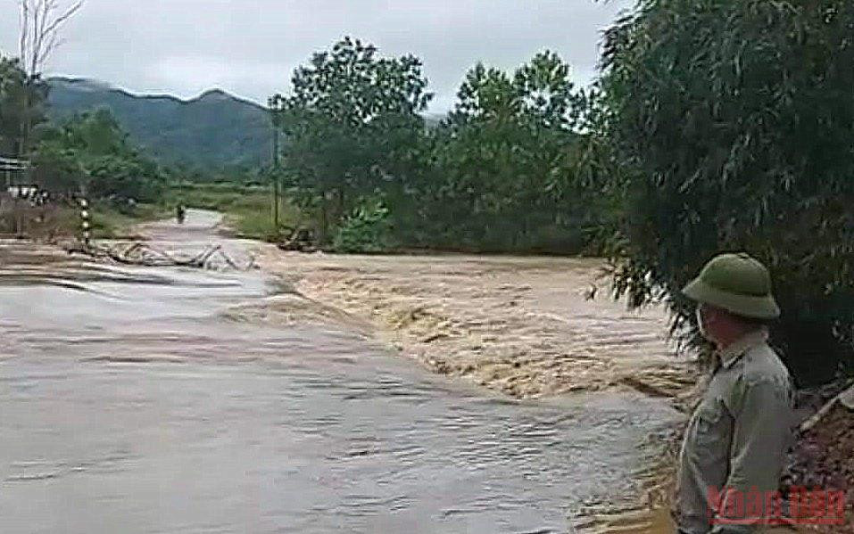 Một số tuyến đường ở Thanh Chương ngập sâu trong nước. (Ảnh: THÀNH CHÂU). Nhiều tuyến đường ở Nghệ An bị chia cắt do mưa lớn -0