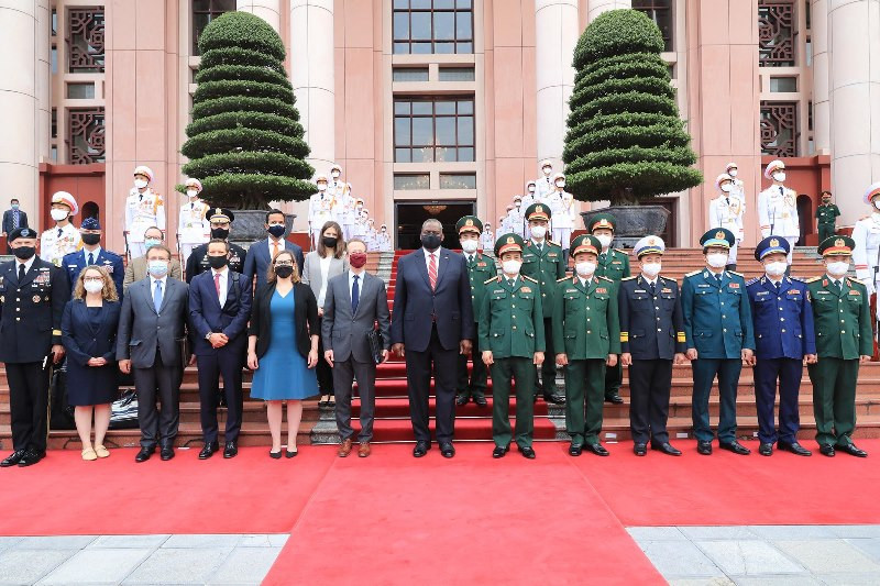 Hai Bộ trưởng Quốc phòng chụp ảnh cùng các thành viên Đoàn đại biểu quân sự cấp cao hai nước Việt Nam - Hoa Kỳ. Thúc đẩy hợp tác quốc phòng giữa Việt Nam và Hoa Kỳ -0